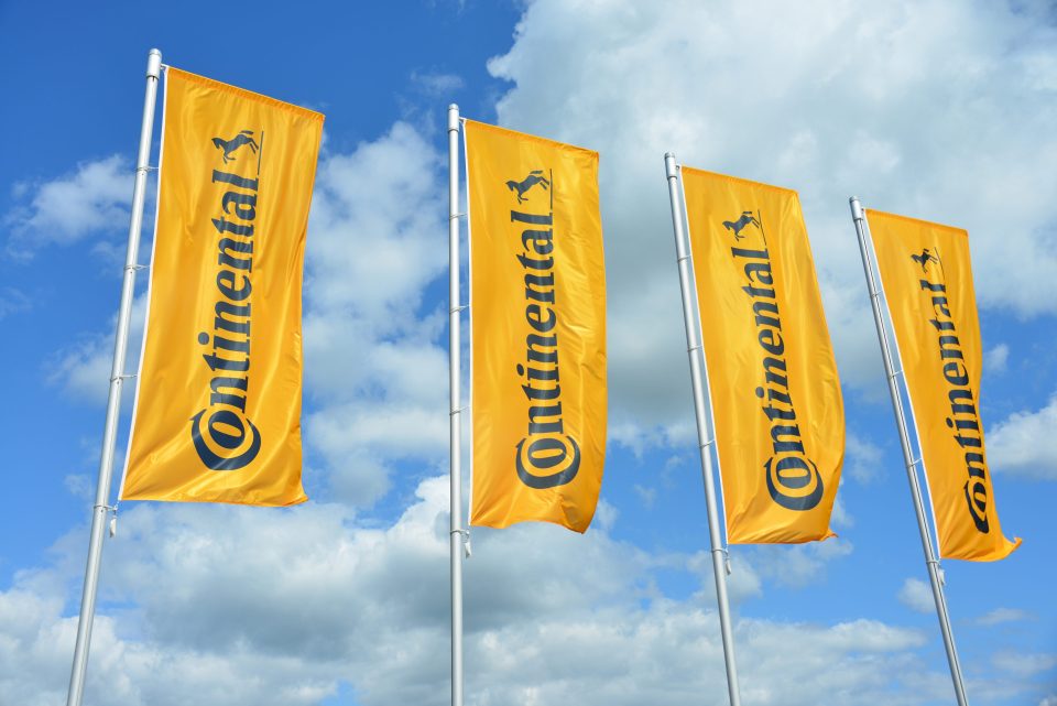 Fahnen mit dem Logo der Continental AG in Hannover, Deutschland