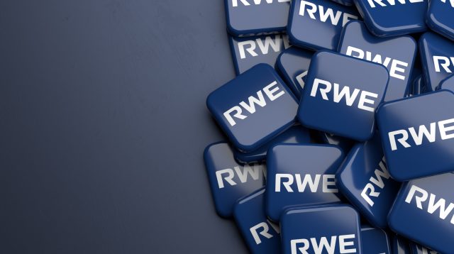 Logos des deutschen Energiekonzerns RWE auf einem Haufen auf einem Tisch