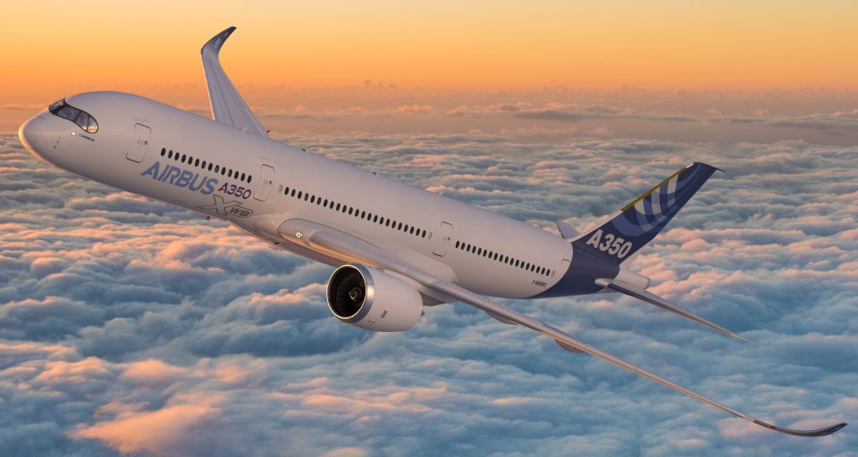 Die A350 von Airbus über den Wolken am fliegen
