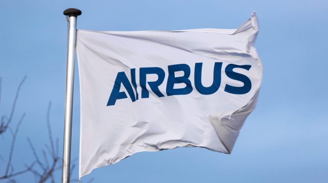 Eine Airbus-Fahne am Werk und Flughafen Finkenwerder in Hamburg, Deutschland
