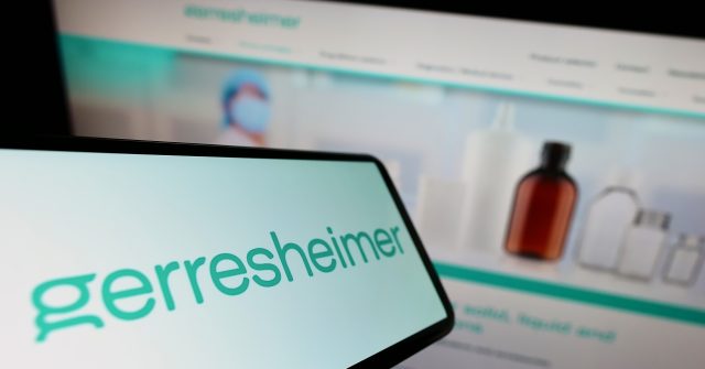 Mobiltelefon mit dem Logo des deutschen Verpackungsunternehmens Gerresheimer AG auf dem Bildschirm vor einer Unternehmenswebsite mit Fokus auf die rechte Mitte des Telefondisplay