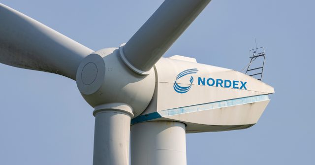 Nordex-Windkraftanlage vor blauem Himmel