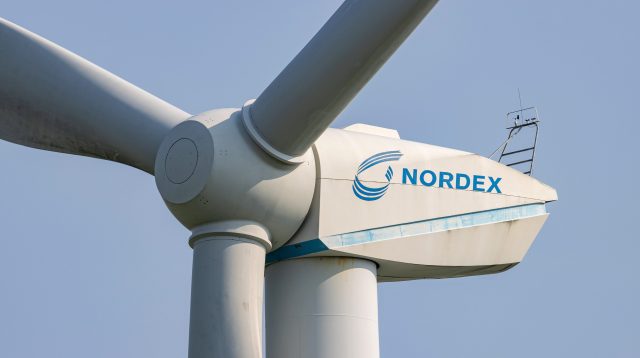 Nordex-Windkraftanlage vor blauem Himmel