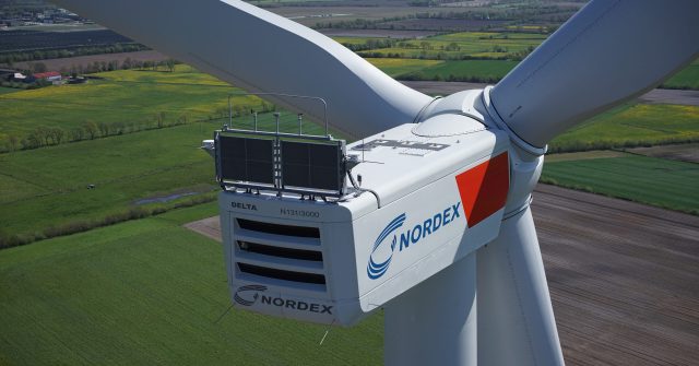 Ein Nordex-Windrad auf einem Feld