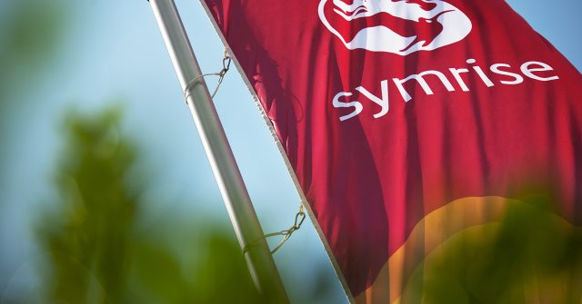 Eine Symrise Flagge, welche im Wind weht