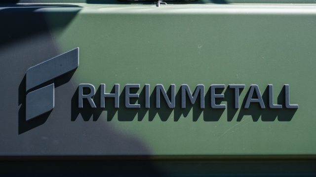 Der Rheinmetall Schriftzug auf einem Bundeswehr-Fahrzeug mit Tarn-Anstrich