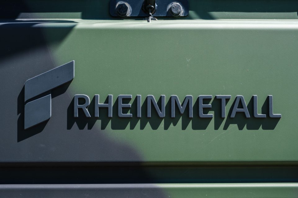 Der Rheinmetall Schriftzug auf einem Bundeswehr-Fahrzeug mit Tarn-Anstrich