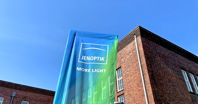 Eine Jenoptik Flagge vor dem IMAGINATA - Experimentarium in Jena, Deutschland