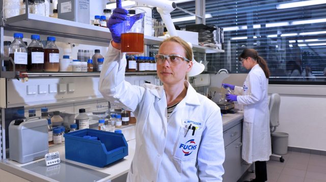 Zwei Laborarbeiterinnen im Labor und Technologiezentrum der FUCHS SE