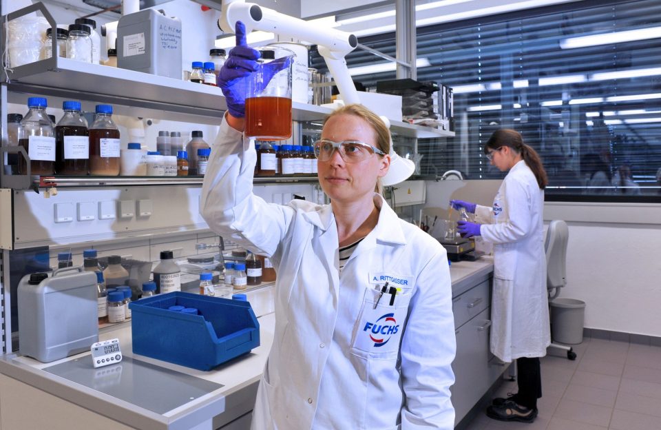 Zwei Laborarbeiterinnen im Labor und Technologiezentrum der FUCHS SE