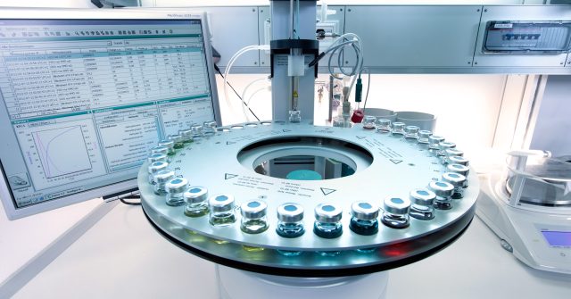 Ein Laborgerät im Technologiezentrum der Fuchs SE