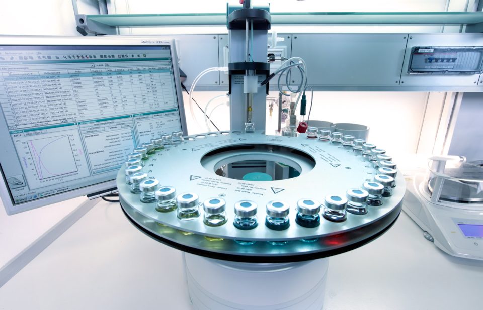 Ein Laborgerät im Technologiezentrum der Fuchs SE