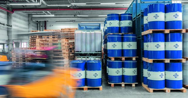 Auf Paletten gestapelte FUCHS-Fässer in einer Lagerhalle