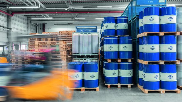 Auf Paletten gestapelte FUCHS-Fässer in einer Lagerhalle