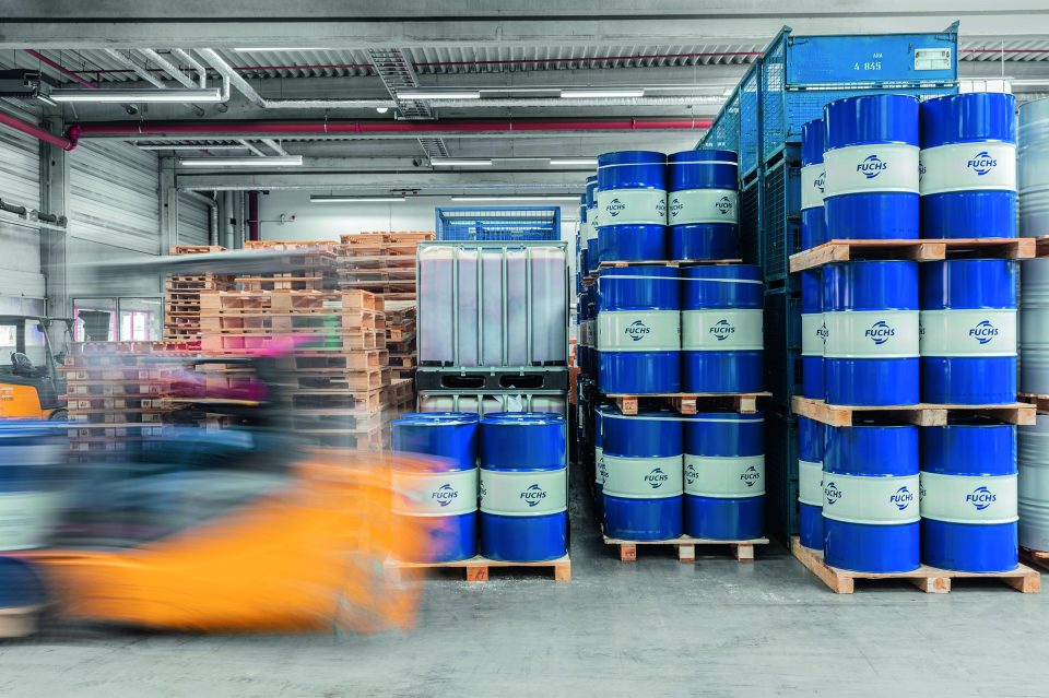 Auf Paletten gestapelte FUCHS-Fässer in einer Lagerhalle