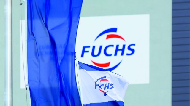 FUCHS-Flaggen vor einem FUCHS-Gebäude