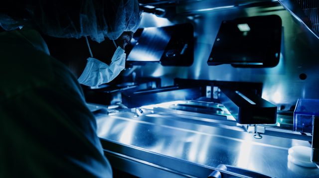 Merck Mitarbeiter bei der optischen Qualitätsprüfung in der Tablettenproduktion in Darmstadt, Deutschland