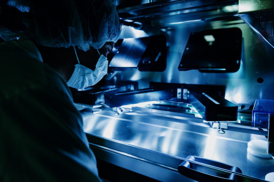 Merck Mitarbeiter bei der optischen Qualitätsprüfung in der Tablettenproduktion in Darmstadt, Deutschland