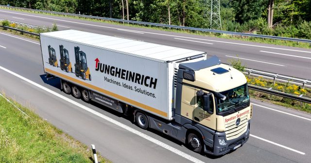 LKW mit Jungheinrich-Anhänger