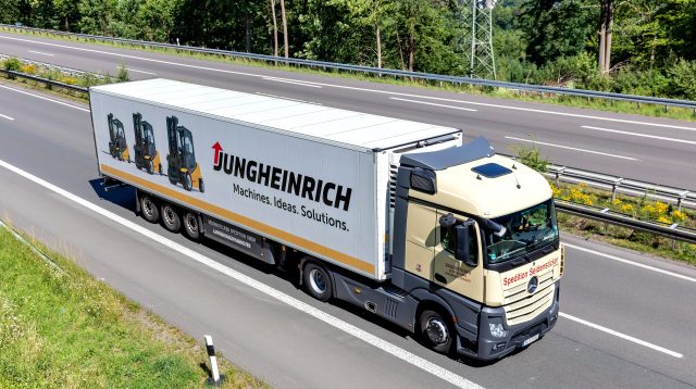 LKW mit Jungheinrich-Anhänger