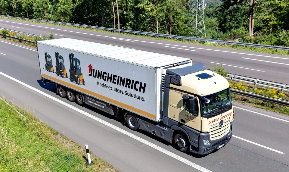 LKW mit Jungheinrich-Anhänger
