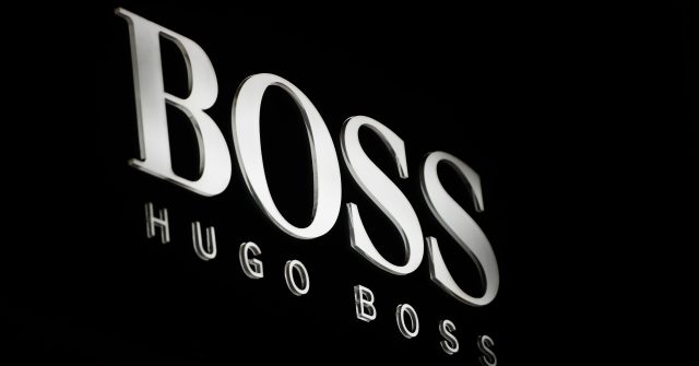 Das Logo von Hugo Boss an der Fassade eines Geschäfts in Mailand, Italien