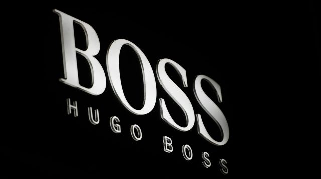 Das Logo von Hugo Boss an der Fassade eines Geschäfts in Mailand, Italien