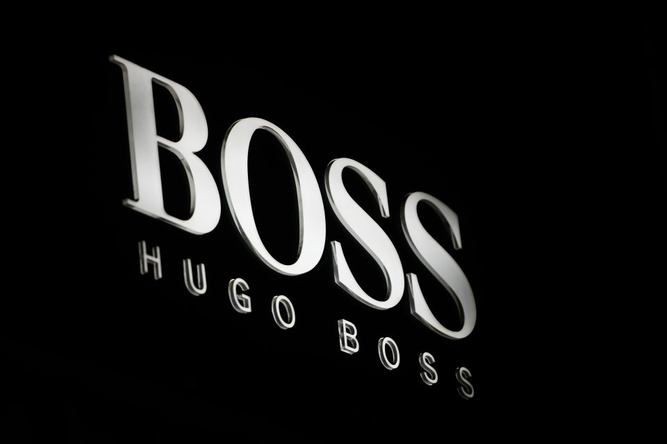 Das Logo von Hugo Boss an der Fassade eines Geschäfts in Mailand, Italien
