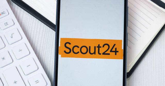 Das Scout24-Logo auf einem Telefondisplay