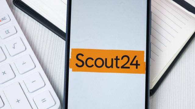 Das Scout24-Logo auf einem Telefondisplay