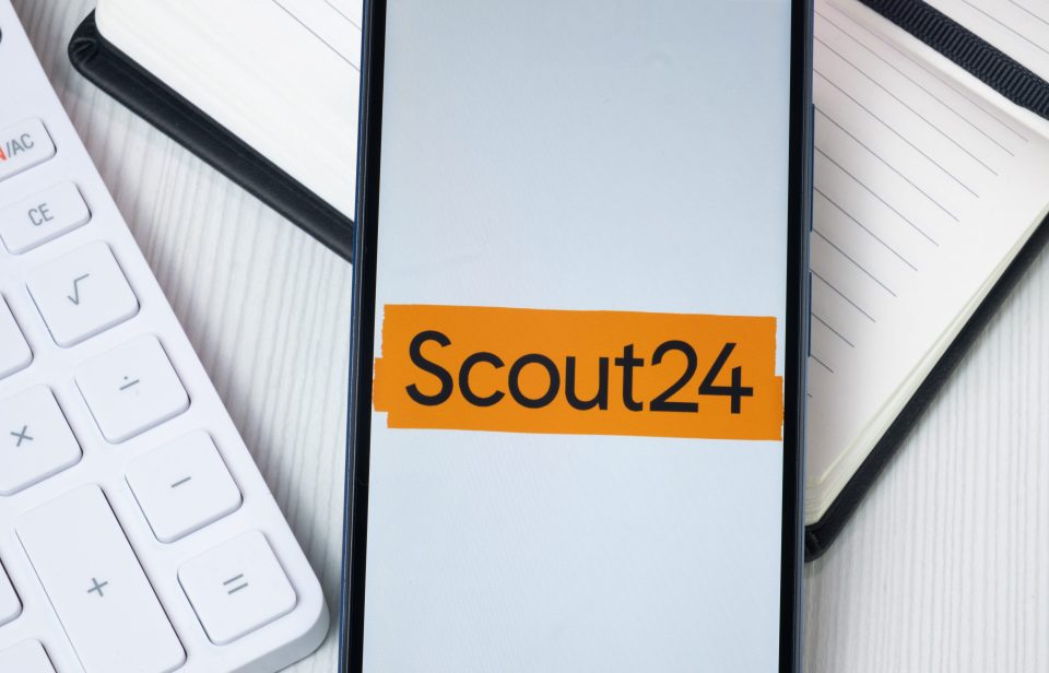 Das Scout24-Logo auf einem Telefondisplay