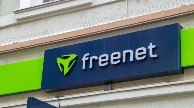 Logo und Schriftzug des freenet-Mobilfunknetzbetreibers an einer Hauswand