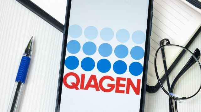 Das Qiagen-Logo auf einem Telefondisplay