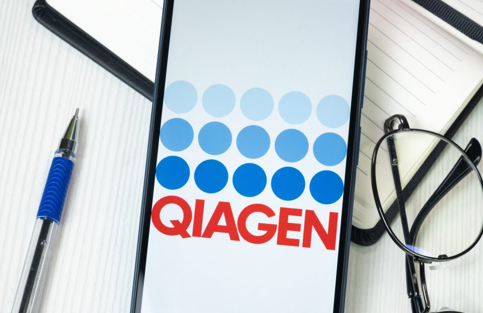Das Qiagen-Logo auf einem Telefondisplay