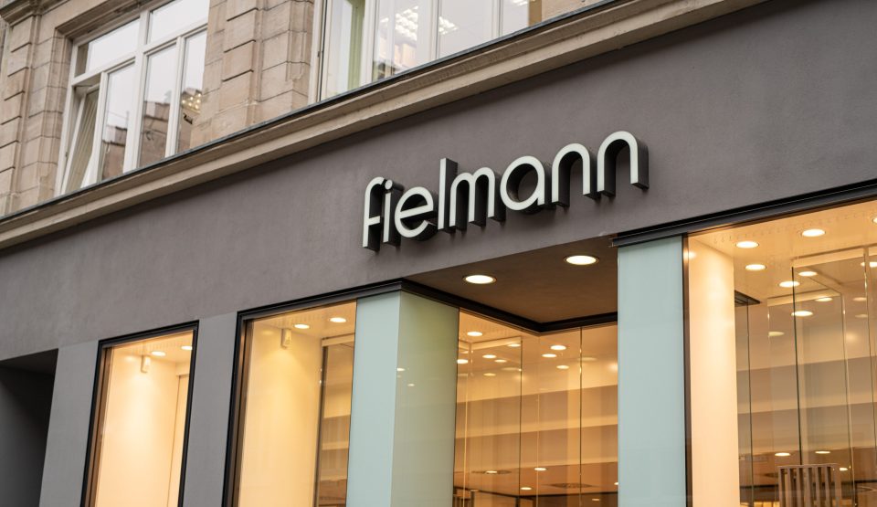 Fielmann Firmenlogo über einer Filiale