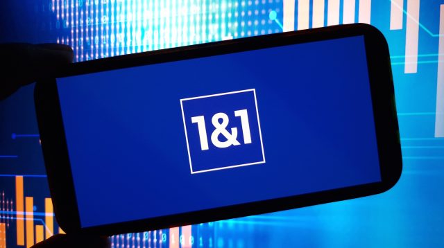 1&1 Firmenlogo auf dem Mobiltelefon