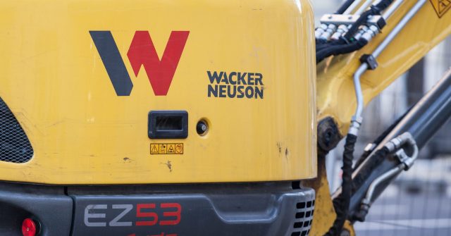 Logo von Wacker Neuson auf einem Bagger