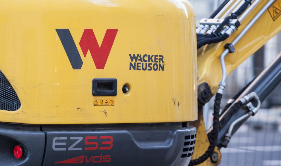 Logo von Wacker Neuson auf einem Bagger