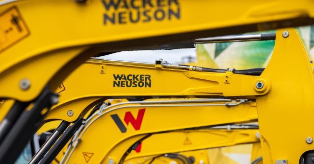 Baufahrzeuge in München mit dem Logo der Firma Wacker Neuson