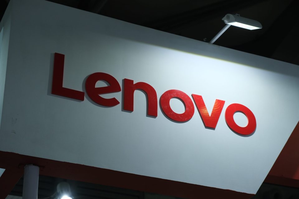 Nahaufnahme des Lenovo Schriftzugs