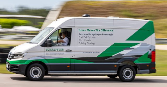 Fahrzeug mit Schaeffler-Aufdruck