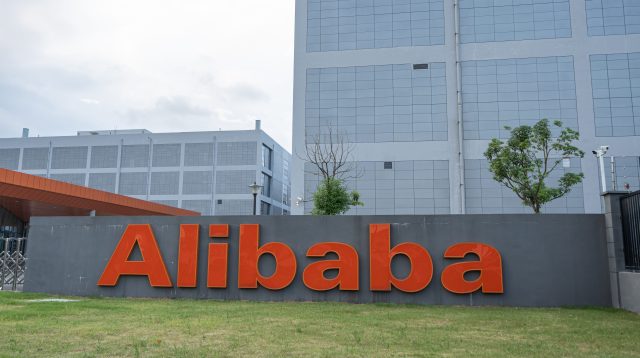 Alibaba Logo vorm Gebäude in Hangzhou, China