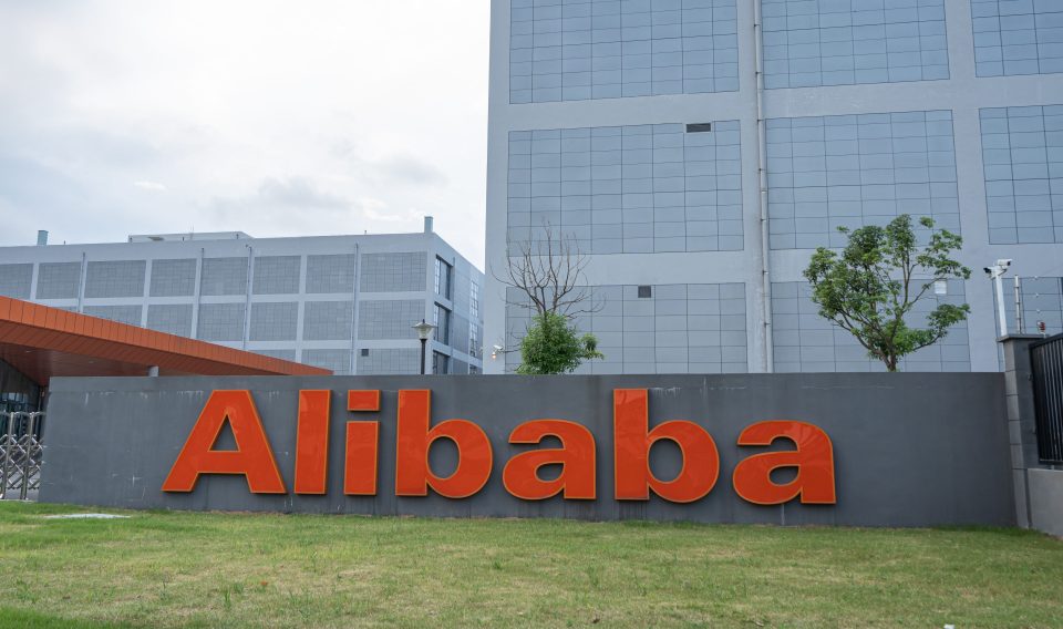 Alibaba Logo vorm Gebäude in Hangzhou, China