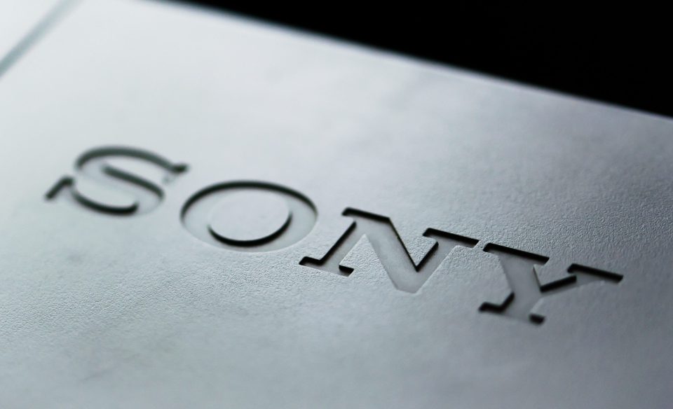 Das Markenlogo der Sony Corporation ist in das Kunststoffgehäuse eines Audiogeräts eingeprägt