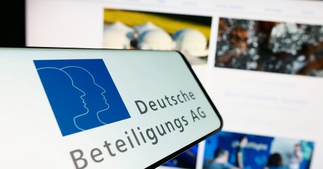 Ein Mobiltelefon mit dem Logo der Deutschen Beteiligungs AG (DBAG) auf dem Bildschirm vor einer Website mit Fokus auf die Mitte des Telefondisplays
