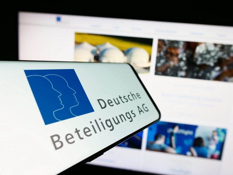 Ein Mobiltelefon mit dem Logo der Deutschen Beteiligungs AG (DBAG) auf dem Bildschirm vor einer Website mit Fokus auf die Mitte des Telefondisplays
