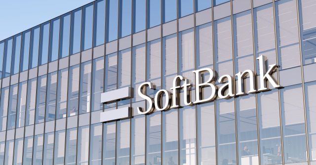 Softbank Group Schriftzug an einer Hauswand in Tokio