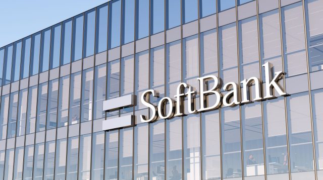 Softbank Group Schriftzug an einer Hauswand in Tokio