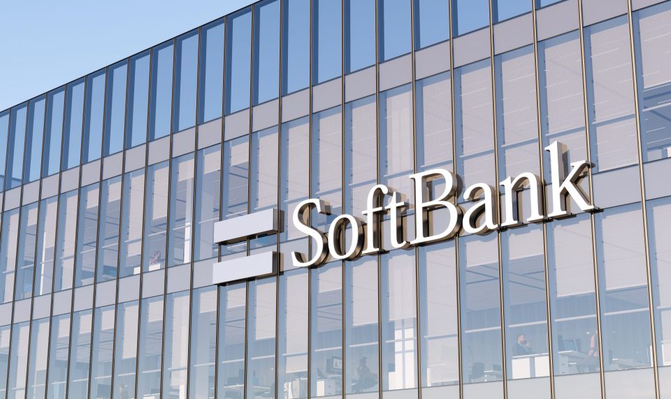 Softbank Group Schriftzug an einer Hauswand in Tokio