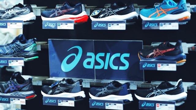 Verschiedene Schuhe der Marke ASICS in einem Store